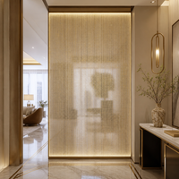 Cloison décorative en verre avec intercouche en maille métallique or champagne sur mesure, rétroéclairée par LED, pour hall d'entrée d'hôtel