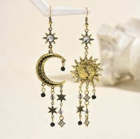 Retro-Ohrringe mit einzigartigem Sonnen- und Halbmond-Anhänger-Design, besetzt mit Diamanten. Ohrstecker für Damen.