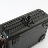 Étui de rangement robuste en aluminium noir et argent, design compact avec une protection maximale pour les outils, l'électronique et plus encore