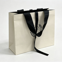 Sac cadeau en papier avec ruban, carton ivoire, logo personnalisé imprimé pour vêtements, produits de beauté, fêtes, entreprises, boutiques, emballage de shopping