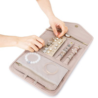 Étui de présentation de bijoux en cuir pliable avec logo personnalisé, organiseur de voyage pour colliers, boucles d'oreilles, bagues, bracelets, rangement pratique