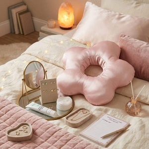Oreiller en forme de fleur pour dormeurs latéraux, en satin, soulagement de la douleur à l'oreille, oreiller donut avec trou pour HNH et logo personnalisé - Product Image 3