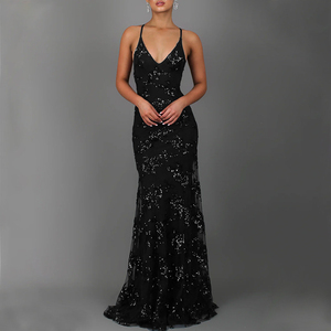 Elegante Vestido de Fiesta Largo de Gasa Gris con Corte Sirena, Escote en V Profundo, Tirantes Finos y Bordado Floral - Product Image 1