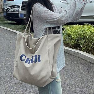 Sac fourre-tout personnalisé pour femme en toile imprimée avec motif lettres tendance, idéal pour ordinateur portable et usage extérieur - Product Image 2