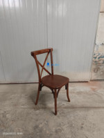 Chaise empilable en bois massif à dossier croisé, populaire pour la vente en gros, idéale pour mariages, restaurants, cafés, hôtels et événements extérieurs – Solution de sièges.