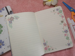 Cuaderno/Diario de tela con diseño de mariposa y flor, 19x13cm, encuadernación cosida, banda elástica, páginas en blanco para diario, álbum de recortes y cuaderno. - Product Image 5