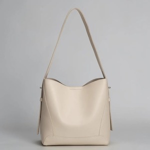 Bolso Tote de Diseñador en Cuero Genuino de Alta Demanda para Mujer, Perfecto para Viajes, Compras y Uso Diario, Disponible al Mejor Precio - Product Image 1