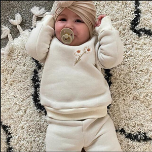 Set Invernale Casual 2 Pezzi per Bambine, Tuta da Jogging, Completo con Felpa Ricamata per Bambini - Product Image 3