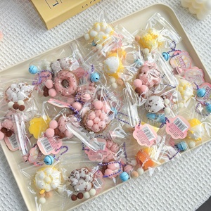 Lot de 24 jouets anti-stress en plastique en gros, pendentifs colorés pour jeunes (7-14 ans) - Product Image 3