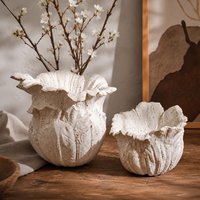 Bol en céramique blanc cassé avec bord festonné en forme de pétale, centre de table décoratif sculptural moucheté pour la décoration intérieure