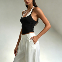 Top Corto de Punto Versátil Estilo Deportivo Americano con Bloques de Color Blanco y Negro, Efecto de Capas, Cuello Halter y Tirantes, Ajuste Delgado para Verano