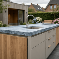 Meubles de cuisine d'extérieur modulaires modernes en acier inoxydable, aspect bois, plan de travail en pierre frittée bleu belge, barbecue encastré