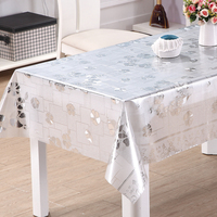 Nappe en PVC RNPT ornée de dentelle florale dorée avec bordure large à motifs, côtés transparents et finition lisse pour la salle à manger