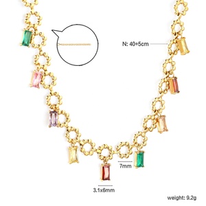 Collar de Acero Inoxidable con Baño de Oro de 18K y Circonita Cúbica Verde en Forma de Gota de Agua - Product Image 2