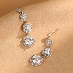 Boucles d'oreilles à pampilles rétro de luxe léger, style européen et américain, nouvelles et très tendance, avec un tempérament polyvalent et une personnalité affirmée - Product Image 6