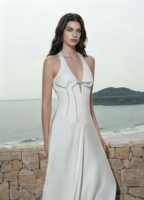 Robe de soirée blanche fluide à col halter et décolleté plongeant avec nœud et strass, idéale pour les vacances à la plage et les soirées – Nouvelle collection très prisée