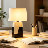 Lampe de table géométrique de luxe en résine, base diagonale en albâtre crème et noir, abat-jour en tissu, E27, lumière chaude d'ambiance pour chambre et suite d'hôtel