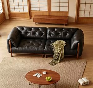 Sofá de Cuero Negro Premium con Tapizado Acolchado de 4 Plazas y Base de Madera de Nogal para Sala de Estar de Estilo Mid-Century - Product Image 4