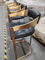 Tabouret de bar à dossier en forme de T au design de luxe Tabouret de bar à bras coniques en acier inoxydable doré haut de gamme Chaises de bar en cuir pour café d'hôtel