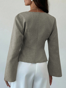 Chemisier à manches évasées et col V pour femmes à la mode, ourlet asymétrique, taille plissée, haut décontracté, personnalisé OEM/ODM, fabricant chinois de vêtements - Product Image 3