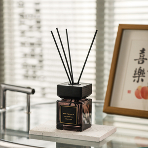 Vente en gros d'huiles essentielles pour la maison 2023 Bouteille de luxe pour <span class=keywords><strong>diffuseur</strong></span> de roseau avec boîte d'emballage Coffret cadeau d'arôme sans flamme - Product Image 2