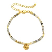 Bracelet de mode classique personnalisé semi-éclatant multicolore en pierres précieuses facettées avec breloque disque doré texturé pour femme
