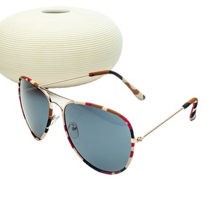 Lunettes de soleil unisexes de type aviateur 3016, verres polarisés gris UV400, monture intégrale en PC, emballage en boîte - Product Image 1