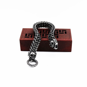 Yunnique – Bracelet tête de mort pour hommes, en acier titane noir, style punk, chaîne rétro, bijoux, cadeau - Product Image 4