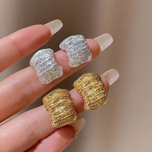 Boucles d'oreilles clous géométriques à grain irrégulier, style punk, plissées, pour femme, bijoux de fête, cadeau - Product Image 1