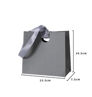 Sac d'emballage pour bijoux carré personnalisé, sac en papier pour bijoux de luxe fait à la main, couleur bleu marine créative, sac en papier personnalisé avec poignée pour bague