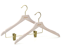 Cintre en bois de pin blanchi certifié FSC LINDON, avec logo personnalisé et accessoires en cuivre antique