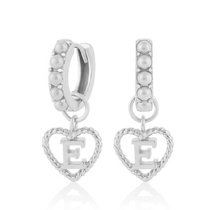 Brincos de Pérola em Forma de Coração com Letra Inicial Personalizada em <span class=keywords><strong>Material</strong></span> de Latão com Revestimento de Ouro 18k para Mulheres - Product Image 5