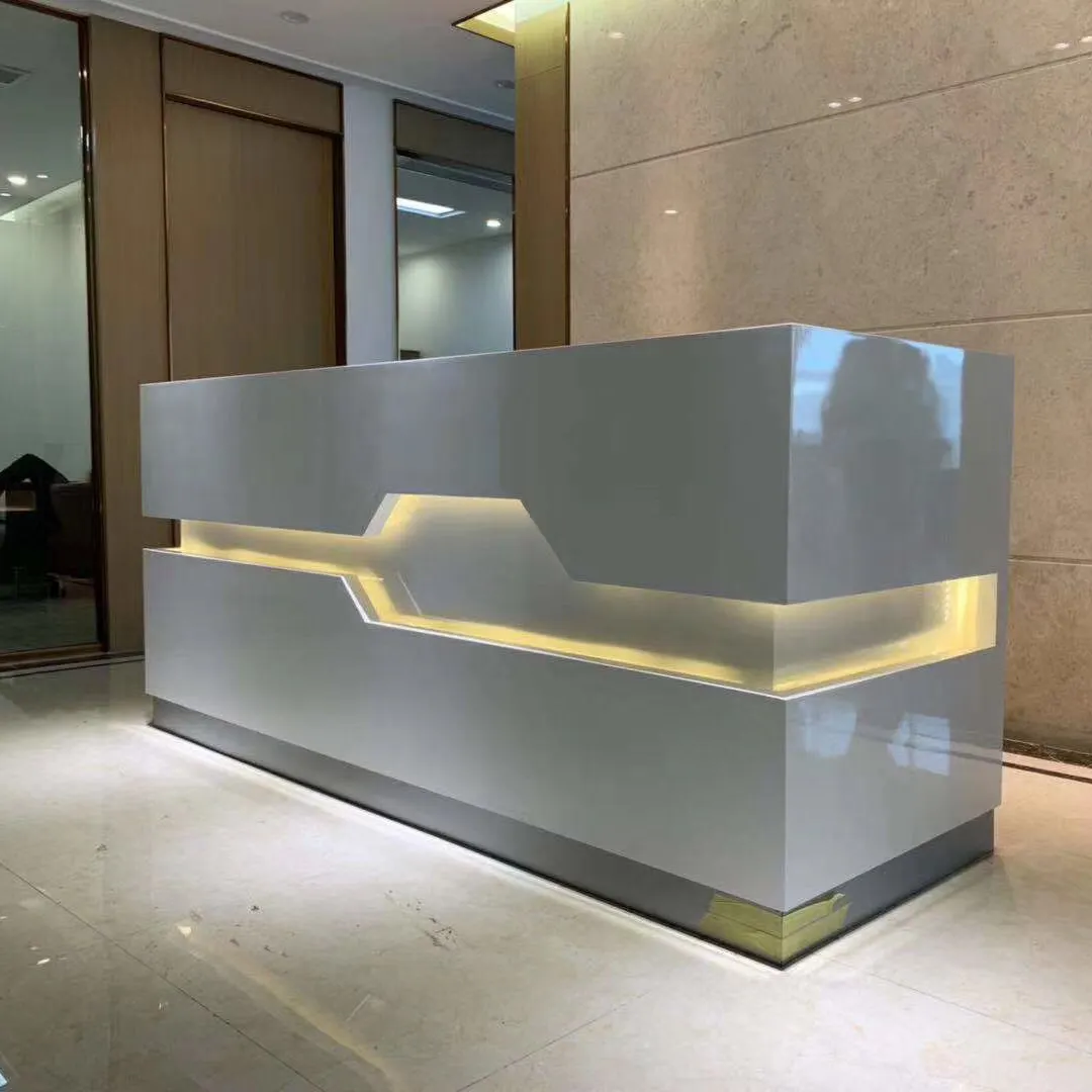 โต๊ะต้อนรับส่วนหน้าแบบโมเดิร์นโมเดิร์นทำจากไม้ MDF 100% พร้อมไฟ LED และโลโก้มันวาวสูงร้านเสริมสวยโรงแรมล็อบบี้สำนักงาน