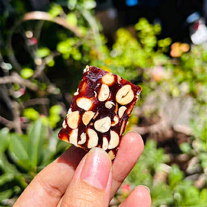 ขนมกล้วยพรีเมียมจากเวียดนาม รสหวานนุ่มหนึบ ผสมถั่วลิสงและมะพร้าว บรรจุภัณฑ์แบบขายส่งสำหรับส่งออก - Product Image 1
