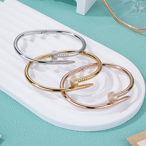Bracciale da donna alla moda con borchie a forma di chiodo, in acciaio inossidabile argentato e oro 18 carati, certificato GAC, stile Love Nail - Product Image 2