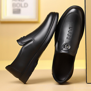Mocassins en cuir pour hommes à bout rond, à enfiler, semelle souple en caoutchouc, chaussures décontractées d'affaires pour l'automne, couleur unie avec boucle décorative - Product Image 3