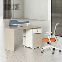 Bureau de travail moderne et simple pour employés, avec écran, casier et cloison, poste informatique pour employés