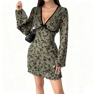 Vestido Floral de Terciopelo Verde Oliva para Mujer - Vintage, Cintura Alta, Antiestático, Poliéster Flocado, Escote en V Profundo, Manga Campana, Corte en A - Product Image 2