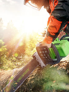 Mini scie à chaîne rechargeable alimentée par batterie Petite tronçonneuse portable pour couper le bois Double batterie 6 pouces ABS 8000W - Product Image 5