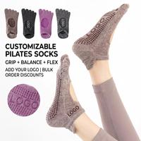Chaussettes de yoga et de Pilates antidérapantes personnalisées avec logo pour femmes, chaussettes à cinq doigts en coton avec grip pour barre, faible MOQ, OEM, ODM, vente en gros, chaussettes de danse et d'entraînement