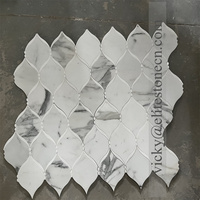 Mosaïque de sol en marbre blanc à motifs floraux décoratifs, jet d'eau