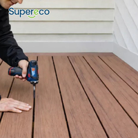 Planche de terrasse en WPC moderne pour extérieur, antidérapante, brossée, à emboîtement, imperméable, résistante aux UV, composite à grain de bois