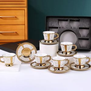 नई लक्जरी आधुनिक सोने की प्लेटेड यूरोपीय सिरेमिक कॉफी चाय मग उपहार बॉक्स और 6 कॉफी मग और सॉकर सेट का सॉकर उपहार सेट - Product Image 6
