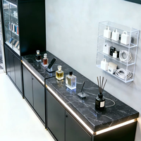 Lemari pajangan mewah modern dengan kaca tempered, lampu LED, dan rangka logam untuk memajang parfum & perhiasan