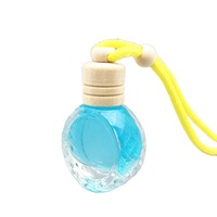 Flacon diffuseur de parfum de voiture suspendu personnalisé de 9ml plat rond design mignon avec capuchon en bois et pulvérisateur à pompe pour désodorisant