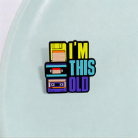 Pin de esmalte retro personalizado con diseño de disco flexible, casete y VHS, insignia metálica estilo años 90, regalo de joyería con nostalgia.