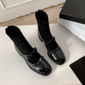 Chaussures à semelles épaisses en cuir noir pour femmes. Convient pour le travail, les trajets domicile-travail et les tenues professionnelles - Product Image 1