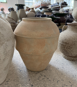 Urne en poterie Wabi Sabi aux tons terreux, à compartiments, avec rainures de séparation pressées à la main, accessoire de décoration minimaliste pour showroom de designer - Product Image 6