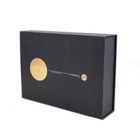 Caja de Estilo Libro con Tapa Magnética Abatible YILING YL-0041, Fabricada con Cartón Reciclado Ecológico con Impresión UV y Lámina Dorada