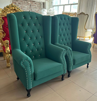 Fauteuils à dossier haut en velours bleu sarcelle, style moderne, mobilier d'hôtel, usage intérieur villa, design durable avec pieds sabre